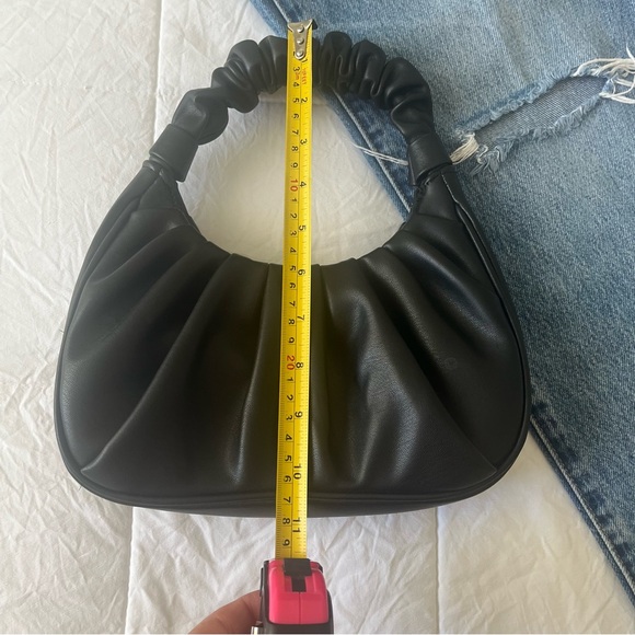 Black scrunched strap women hand bag - Picture 4 of 6